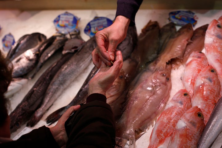 Compraventa de pescado en una pescadería. 