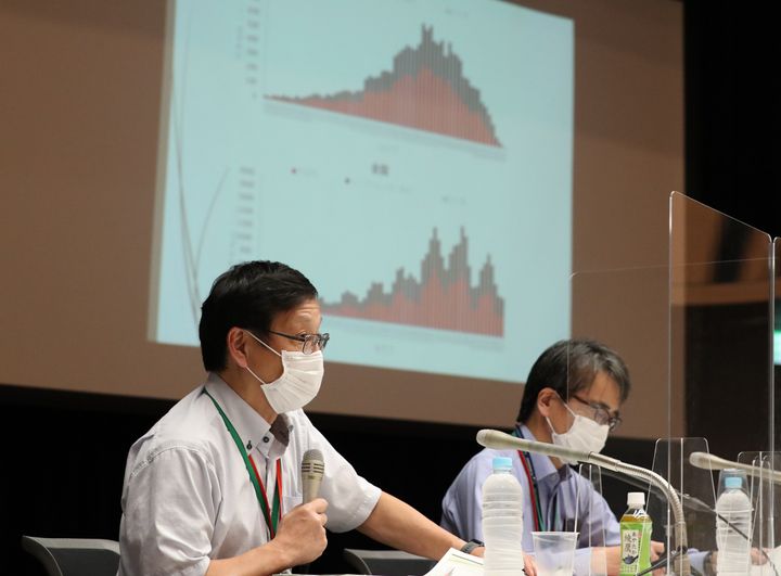 新型コロナウイルス感染症対策分科会を終え、記者会見する押谷仁・構成員（左）ら＝2020年08月21日