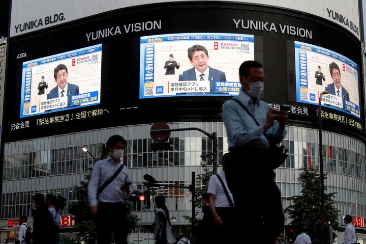 安倍晋三前首相を映し出す巨大スクリーン