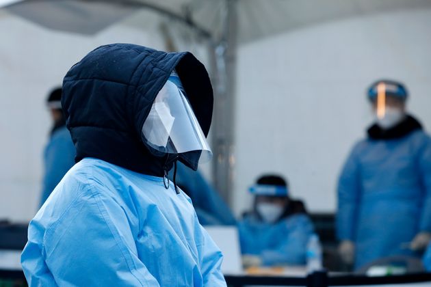 On the afternoon of the 14th, medical personnel in padded hats are waiting at the temporary screening clinic for novel coronavirus (Corona 19) infection in the parking lot of the Heukseok Sports Center in Dongjak-gu, Seoul.