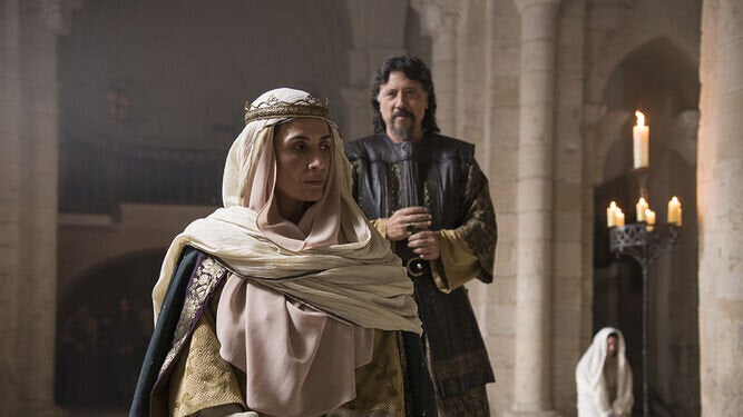 La reina Sancha (Elia Galera) y el conde Flaín (Carlos Bardem).