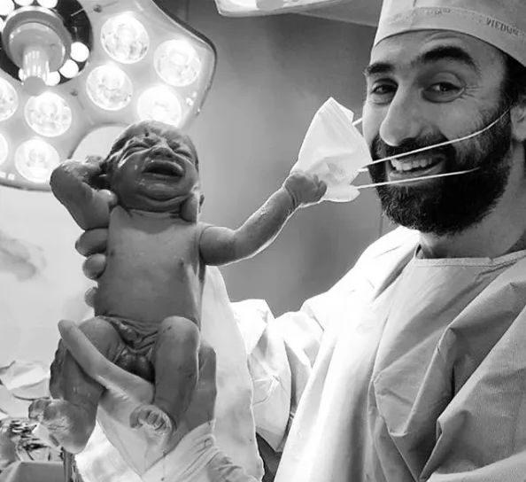 Un nouveau-né arrache le masque d'un obstétricien à Dubaï le 5 octobre