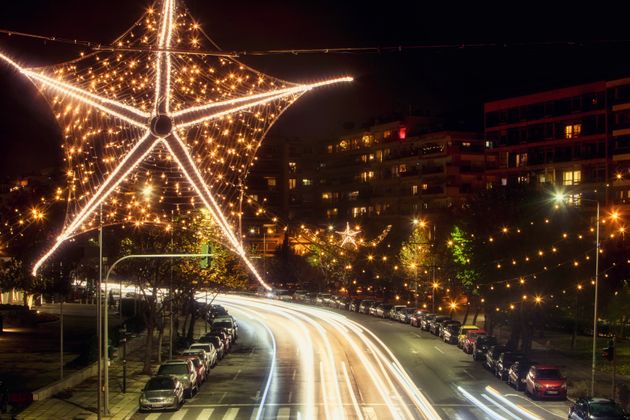 Θεσσαλονίκη: Στα γιορτινά «ντύθηκε» η πόλη εν μέσω