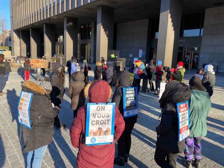 Des manifestants se sont rassemblés devant le Palais de justice de Montréal pour dénoncer le manque de soutien aux victimes d'agressions sexuelles.