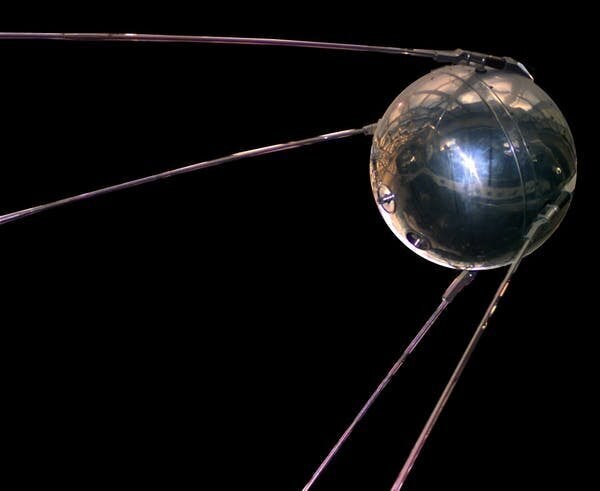 Réplica del satélite artificial Sputnik 1. <a href="https://es.wikipedia.org/wiki/Sputnik_1#/media/Archivo:Sputnik_asm.jpg" role="link" rel="nofollow" data-ylk="subsec:paragraph;itc:0;cpos:__RAPID_INDEX__;pos:__RAPID_SUBINDEX__;elm:context_link">Nasa</a>