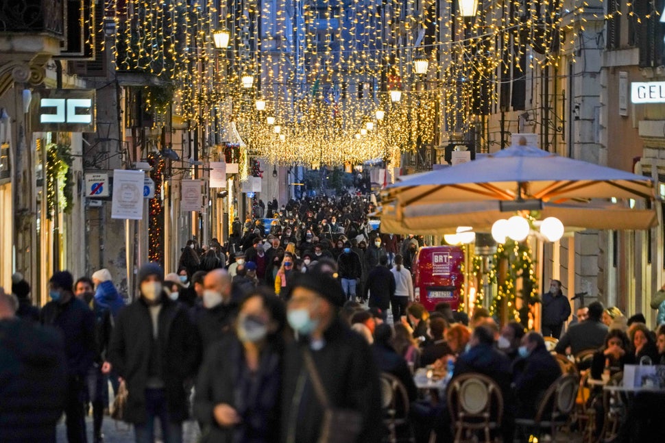 Crowded streets in Rome and other city centers have increased the concerns of the Italian government. Leaders will meet Thurs