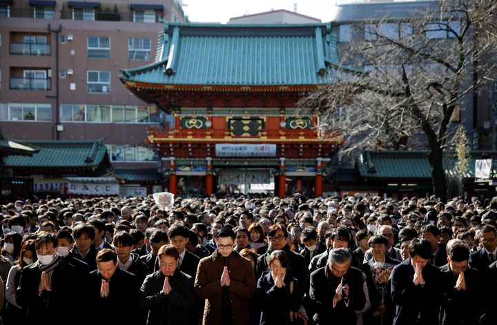 仕事始めの1月6日、東京・神田明神に参拝に訪れた人々