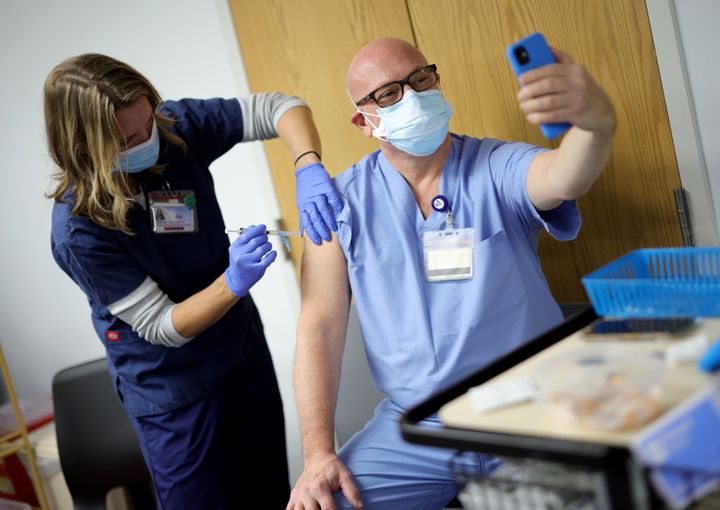 16 Δεκεμβρίου 2020, Βιρτζίνια ΗΠΑ. Ο Βιλμπέρτο Κουσάνο εργαζόμενος "πρώτης γραμμής" στην Υγεία, βγάζει μία σέλφι καθώς εμβολιάζεται και δεν κρύβει τον ενθουσιασμό του. (Photo by Win McNamee/Getty Images)