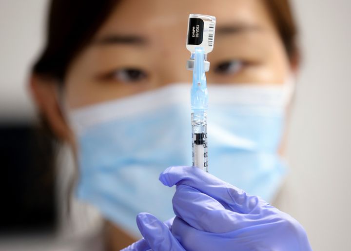 16 Δεκεμβρίου 2020, Βιρτζίνια ΗΠΑ. Τεχνικός Υγείας μετρά δόσεις από το εμβόλιο της Pfizer. (Photo by Win McNamee/Getty Images)