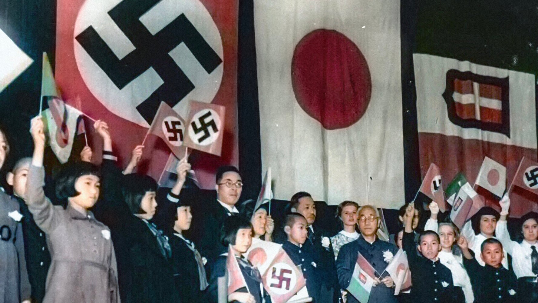 日独伊三国同盟の祝賀会 から80年 登壇した子供たちに笑顔は少なかった カラー化写真 ハフポスト 日独伊三国同盟の祝賀会 から80年 登壇した子供たちに笑顔は少なかった カラー化写真 ハフポスト