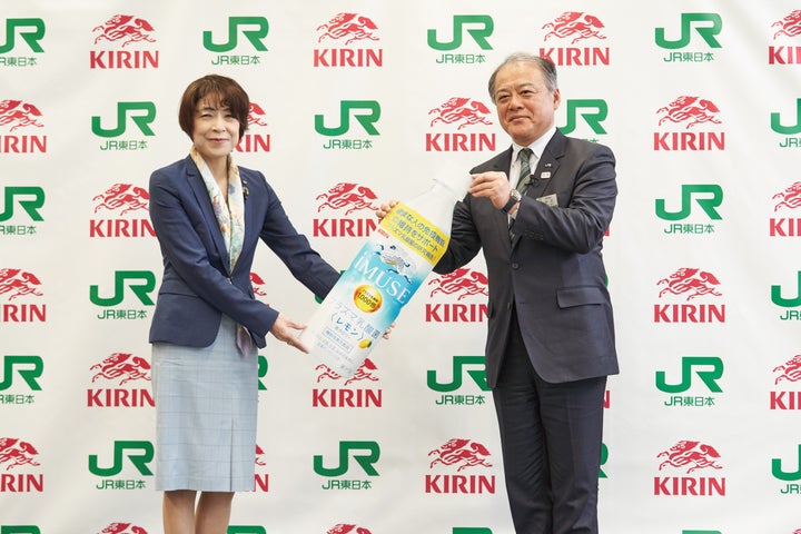 （左から）キリンホールディングス常務執行役員の坪井純子氏と、東日本旅客鉄道株式会社常務取締役の赤石良治氏