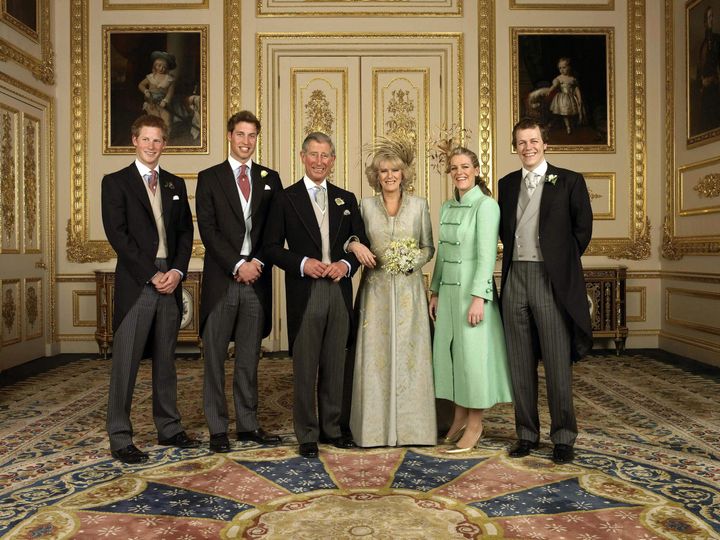 チャールズ皇太子とカミラ夫人は二人の結婚式で撮影した写真を、2005年のクリスマスカードに使用した。二人を囲むのは、ヘンリー王子 (左端) 、ウィリアム王子 (左から二番目)、カミラ氏の子どものローラさん (右から二番目) とトムさん(右端) 。
