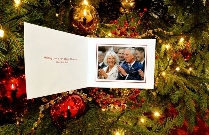 チャールズ皇太子とカミラ夫人の2014年のクリスマスカード。催しのオープニングセレモニーでの一幕。