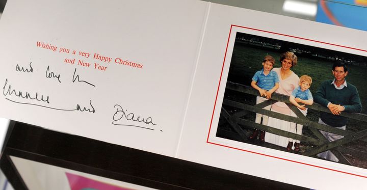 オークションに出品された、チャールズ皇太子と故ダイアナ妃のクリスマスカード。