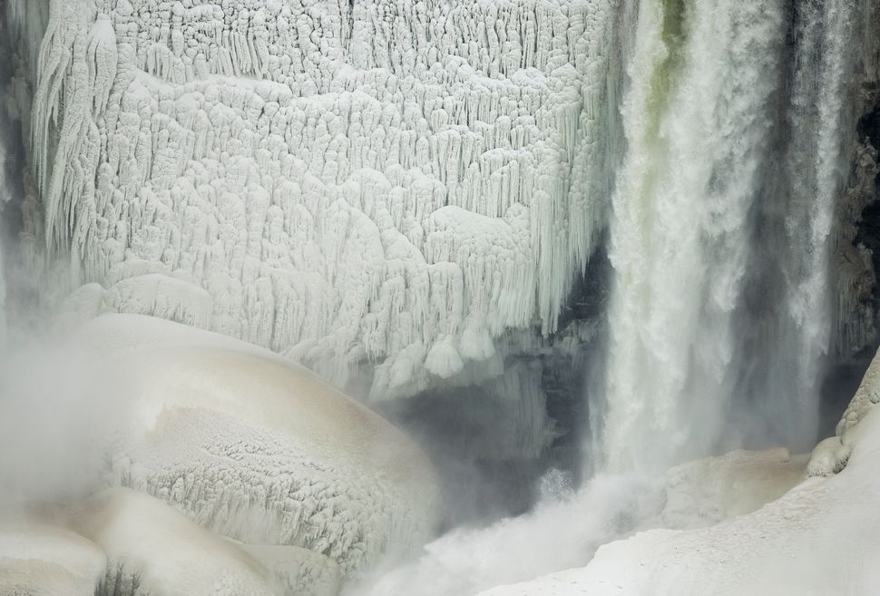 Στρώματα πάγου δημιουργούν ένα εντυπωσιακό μωσαϊκό από γυαλί.
