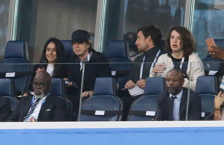 Ο Μικ Τζάγκερ ανάμεσα στην σύντροφό του, Μέλανι Χάμρικ και τους δυο γιους του, Τζέιμς και Λούκας παρακολουθεί το 2018 FIFA World Cup σε στάδιο της Αγίας Πετρούπολης. 