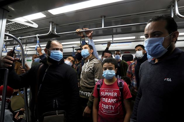 Ciudadanos de El Cairo, en el metro, con mascarilla, el pasado