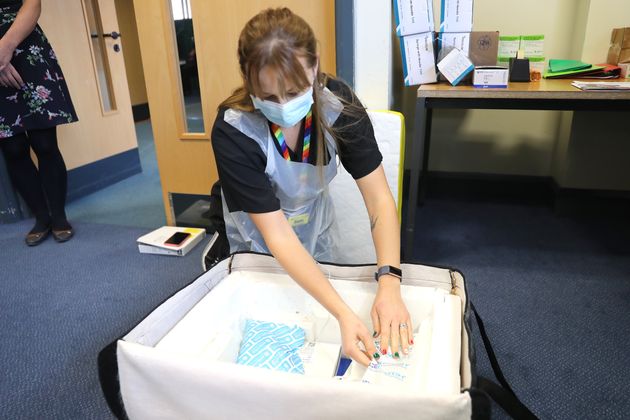 Llegada de la vacuna de Pfizer al centro de vacunación de Gloucestershire (Inglaterra) el 17 de...