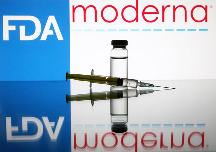 Η Αμερικανική Υπηρεσία Τροφίμων και Φαρμάκων ενέκρινε το εμβόλιο της Moderna σε επίπεδο εμπειρογνωμόνων και πλέον άρχισε η αντίστροφη μέτρηση για την διανομή του στις ΗΠΑ. (Photo Illustration by Pavlo Gonchar/SOPA Images/LightRocket via Getty Images)
