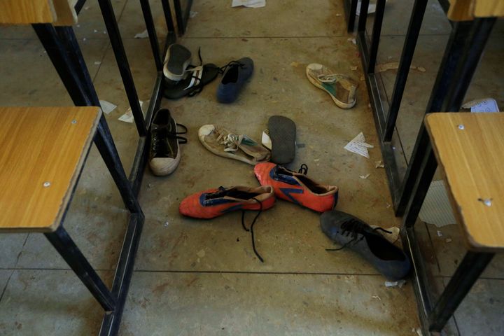 Los zapatos de los estudiantes, tirados en el aula tras el secuestro.