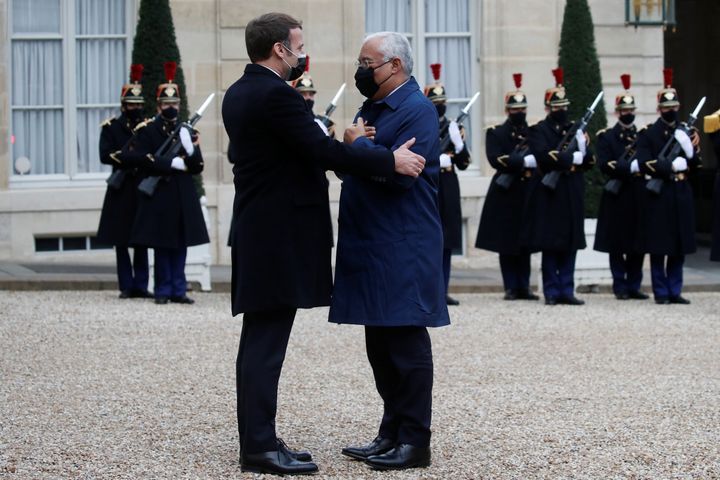 Ο Εμμανουέλ Μακρόν υποδέχεται τον πρωθυπουργό της Πορτογαλίας, Αντόνιο Κόστα, στο Μέγαρο των Ηλυσίων, στις 16 Δεκεμβρίου.