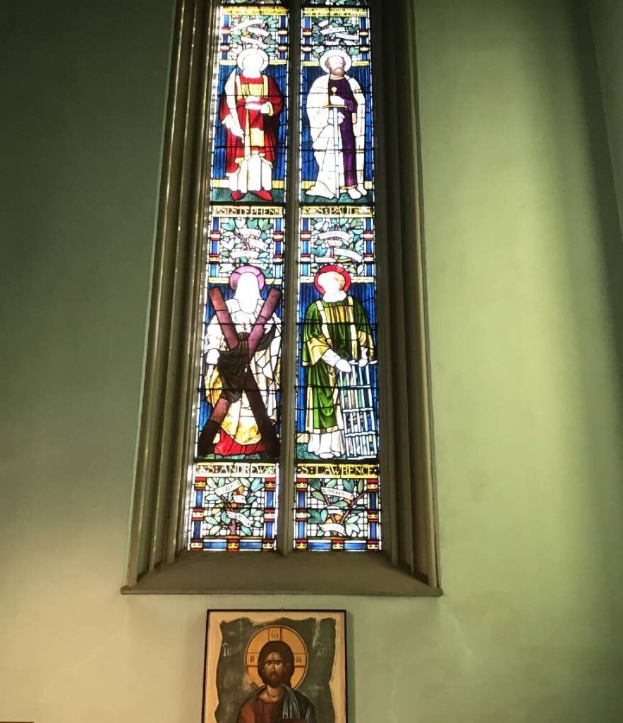 Το ανατολικό παράθυρο βιτρό. Ο Άγιος Στέφανος Πρωτομάρτυρας, Απόστολος Παύλος, Άγιος Ανδρέας Πρωτόκλητος, Άγιος Λαυρέντιος Ρώμης.