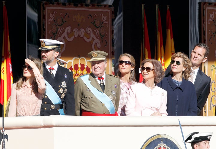 De izquierda a derecha: la reina Letizia, el rey Felipe VI, el rey Juan Carlos I, la infanta Elena, la reina Sofía, la infanta Cristina e Iñaki Urdangarín en el desfile de la Hispanidad de 2010.