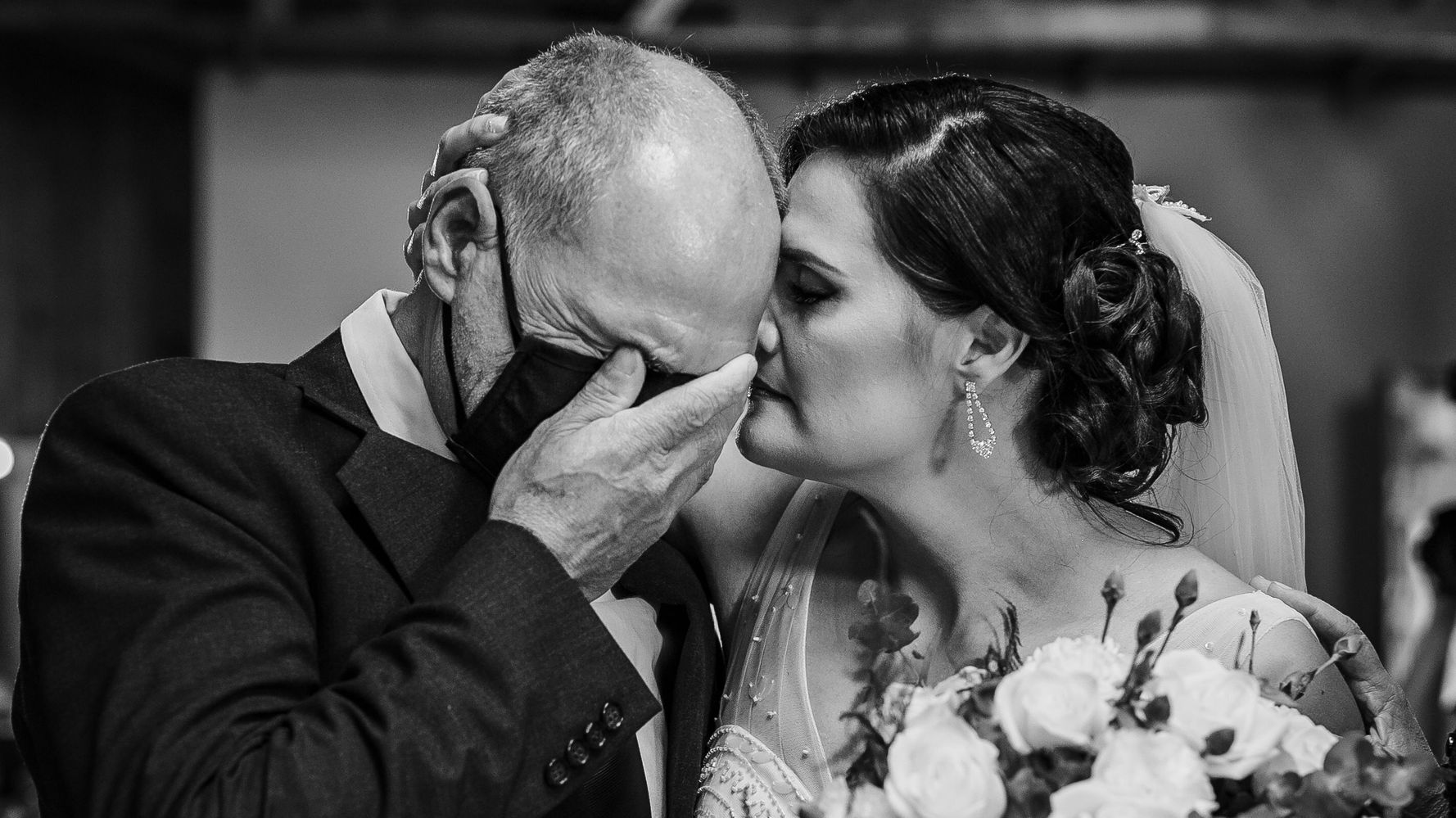 25 Striking Wedding Photos That Beautifully Captured Love This Year