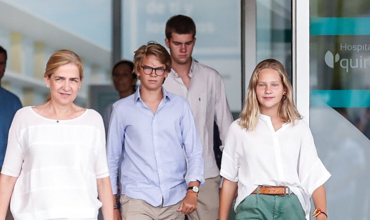 La infanta Cristina con sus hijos Irene, Miguel —el de gafas— y Juan Valentin —al fondo— saliendo de visitar a su abuelo en el hospital en agosto de 2019.