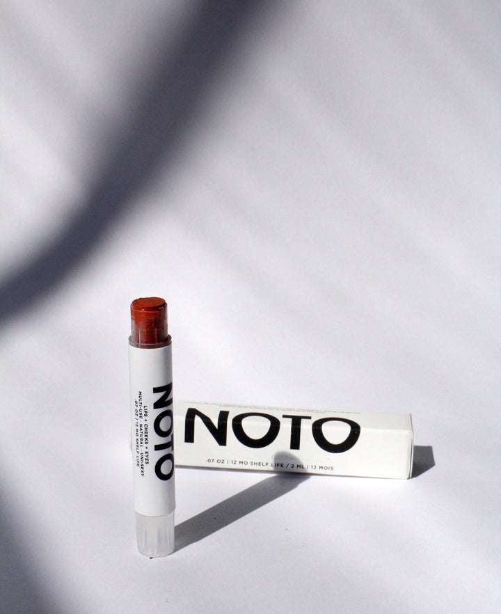 Les multi-benne stain sticks de NOTO donnent un éclat subtil et légèrement brillant autant aux lèvres, aux joues qu'aux yeux. Un must, selon Marianne Caron - 30$