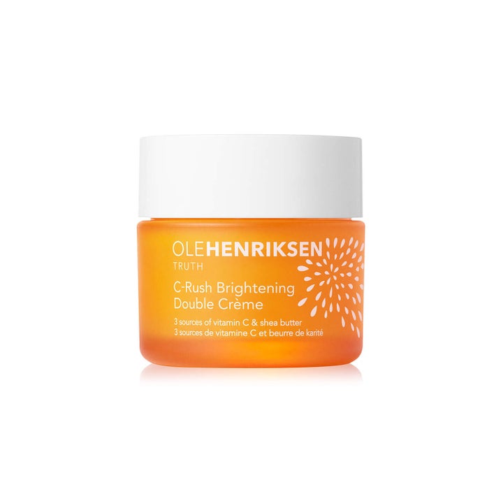 Cette formule enrichie de trois sources de vitamine C permet de briller toute la journée. Elle illumine le teint et détend les traits en l’hydratant en profondeur, grâce notamment au beurre de karité. On adore sa texture veloutée.<br /><br />OLEHENRIKSEN Double Crème éclaircissante C-Rush - <a href="https://www.sephora.com/ca/fr/product/ole-henriksen-c-rush-brightening-double-creme-P453221?icid2=products%20grid:p453221:product" target="_blank" rel="noopener noreferrer">59$</a>