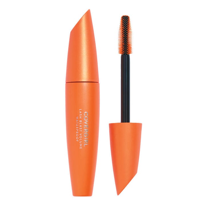 Une formule hypoallergénique et hydrofuge qui vient avec une brosse en silicone qui amplifie les cils sans laisser de grumeaux. COVERGIRL - LashBlast Volume Waterproof Mascara - 9,99$