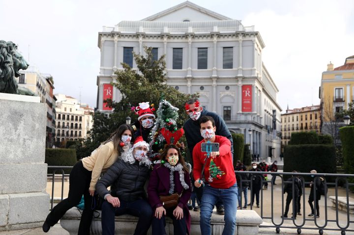 Un grupo de amigos se hace un selfi durante las Navidades de la pandemia, en Madrid. 