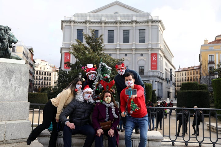 Un grupo de amigos se hace un selfi durante las Navidades de la pandemia, en Madrid.