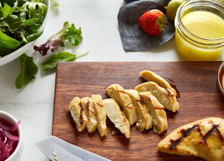 Un filet de poulet fabriqué en laboratoire développé par Eat Just est illustré sur cette photo. 