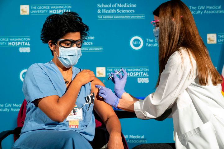 ジョージ・ワシントン大学病院でワクチン接種をする医師と看護師（2020年12月14日撮影）