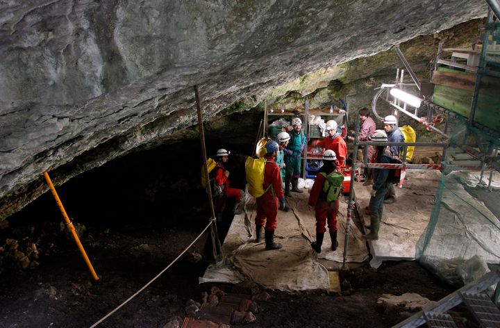 発掘作業をするためにアタプエルカ遺跡の洞窟「シマ・デ・ロス・ウエソス」に向かう作業者たち（2010年7月21日）