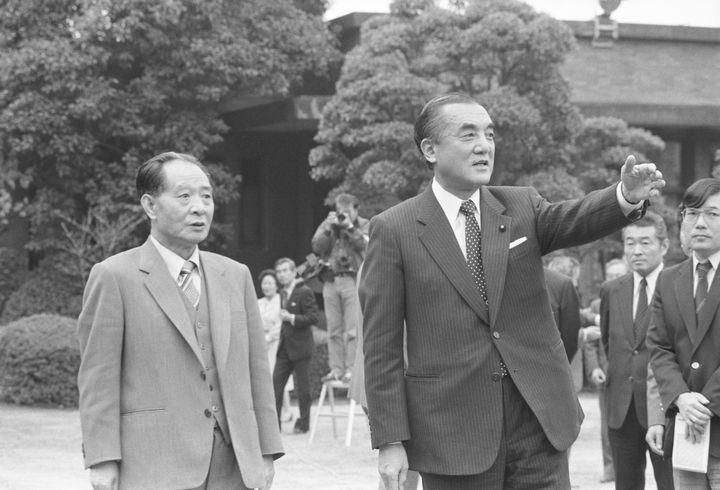中曽根康弘首相（右）の案内で首相公邸の中庭を散歩する中国共産党の胡耀邦総書記（東京・永田町） 1983年11月26日撮影