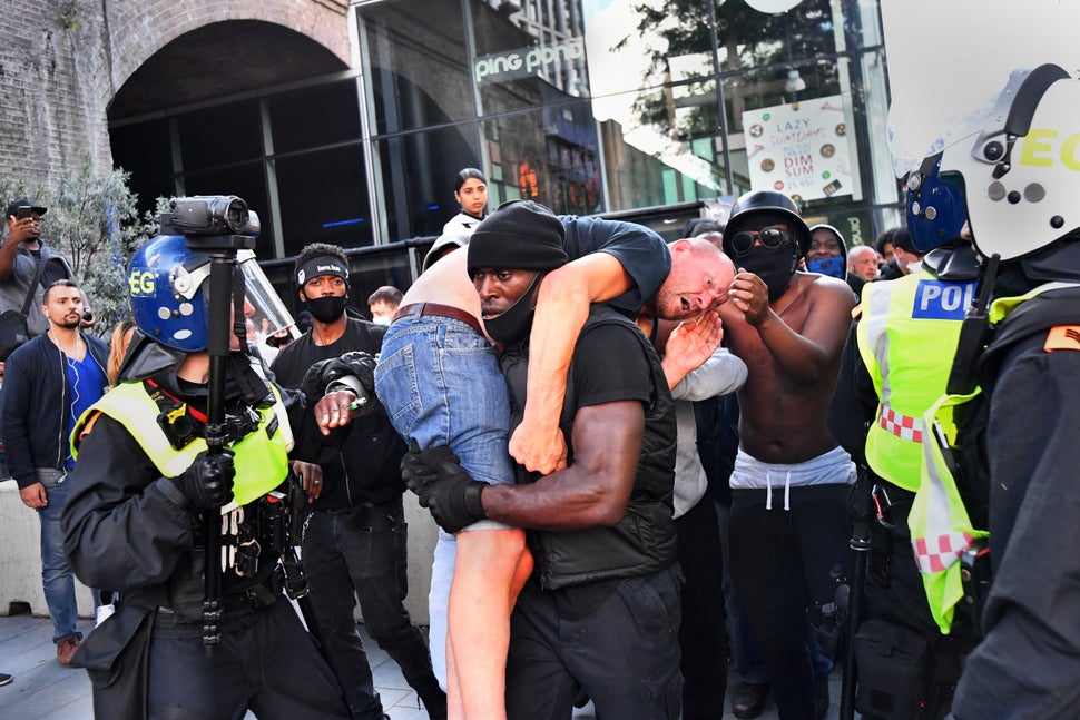 Patrick Hutchinson prend sous son aile Bryn Male, un contre-manifestant d'extrême droite blessé, près de la gare de Waterloo, à Londres, lors d'une manifestation Black Lives Matter, le 13 juin, à la suite du meurtre de George Floyd par des policiers.