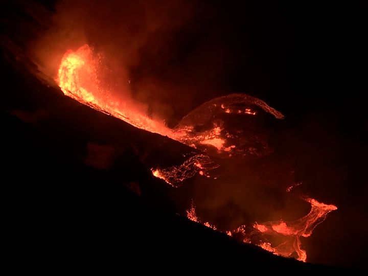 Η λάβα ενώ χύνεται από τον κρατήρα του ηφαιστείου Κιλαουέα, την Κυριακή, 20 Δεκεμβρίου.