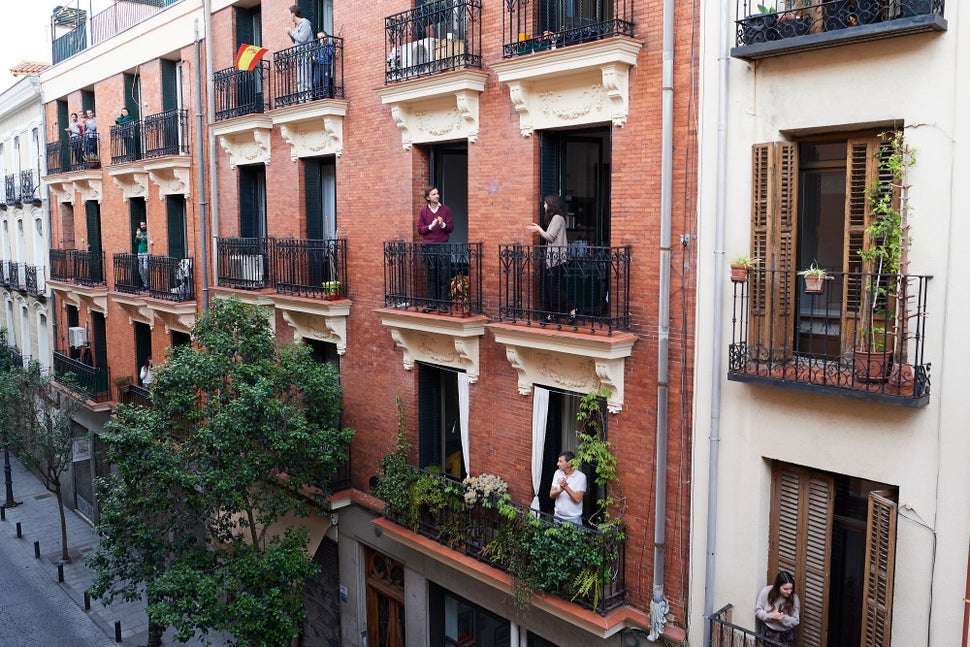 Les Espagnols sortent applaudir sur leur balcon pour rendre hommage au personnel sanitaire qui se bat contre la pandémie de coronavirus le 18 avril à Madrid.