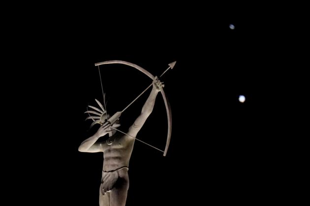 Jupiter and Saturn on the statue of the Indian Kansa.  Saturn is up and Jupiter is down.  It's still coming up, and it's a day before the big reunion.  Sunday 20 December 2020, ...