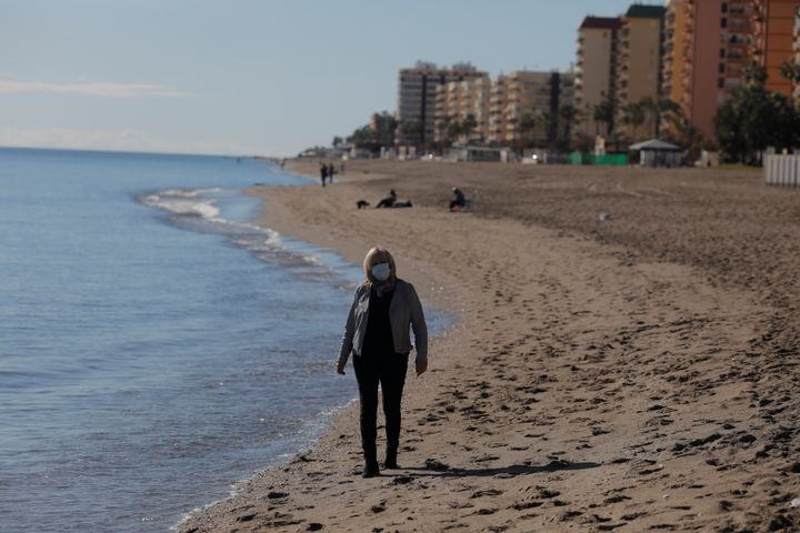 Η Βρετανίδα Μισέλ Τζόουνς, σε παραλία της Φουενγκιρόλα. REUTERS/Jon Nazca