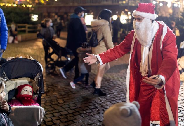 Un père Noël dans les rues de Strasbourg le 16 décembre 2020  (AP Photo/Jean-Francois