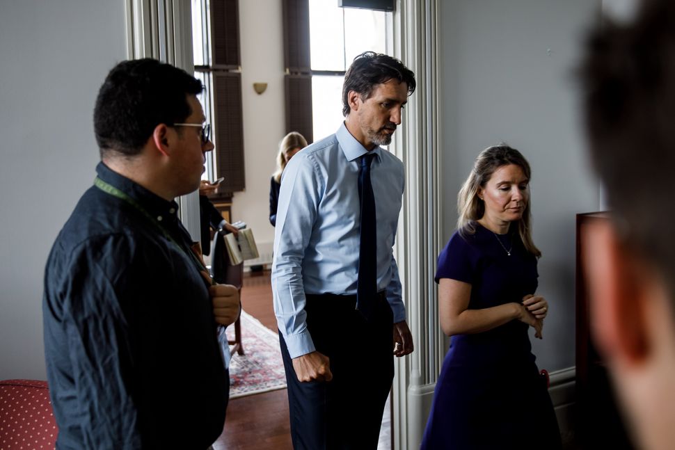 «Le PM Trudeau quitte son bureau après avoir été mis au courant du vol PS752. Le poing fermé ressort vraiment, à mes yeux», a déclaré Scotti. Cette photo a été prise à Ottawa le 8 janvier 2020.