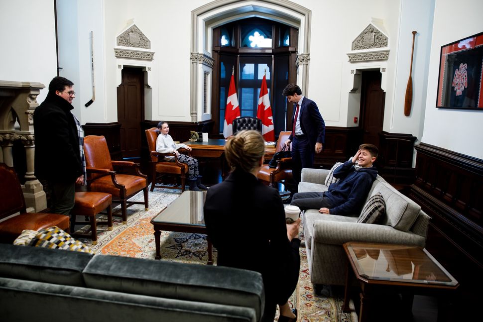 Ella-Grace et Xavier Trudeau rendent visite à leur père et à son personnel à Ottawa le 9 mars 2020. «Les blagues de papa n'échouent jamais», a écrit Scotti.