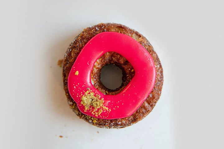 Un cronut d’octobre fourré de confiture de canneberges maison et de ganache de pistache de la boulangerie Dominique Ansel New York.