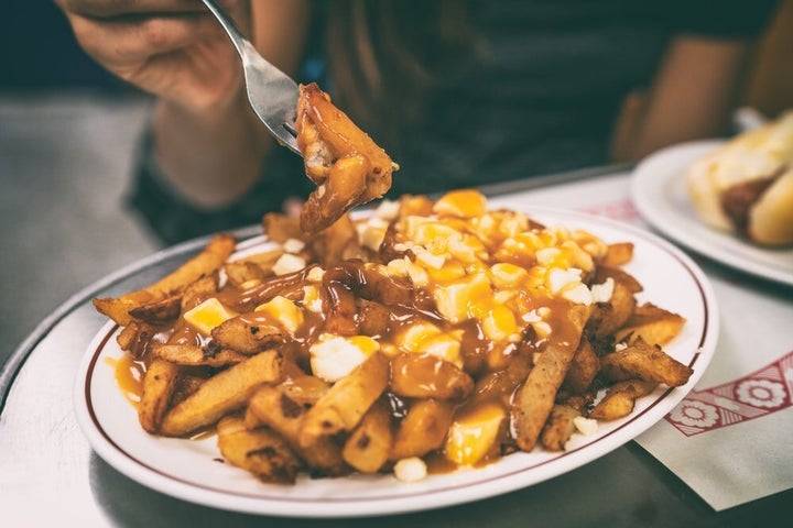 La poutine est un aliment de restauration rapide, convivial, joyeux et associé à la vie nocturne.