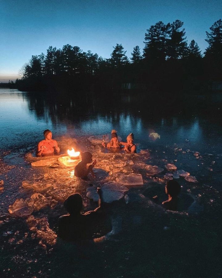 Feu de camp sur le lac