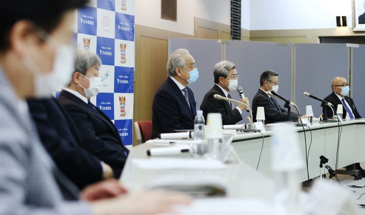 記者会見する日本医師会の中川俊男会長（右から3人目）ら医療団体の幹部ら＝12月21日、東京都文京区